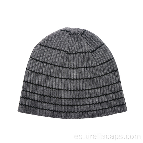 Gorra de invierno en blanco